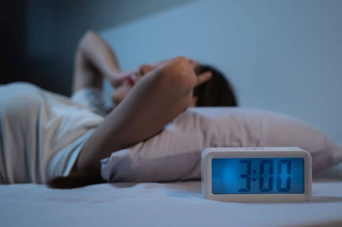 Symptoms of sleep apnoea includes restless sleep, nighttime awakenings, or insomnia.